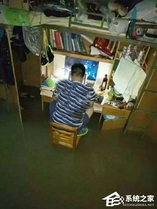 武汉学霸不顾大水蹲在宿舍椅子上复习，网友表示佩服